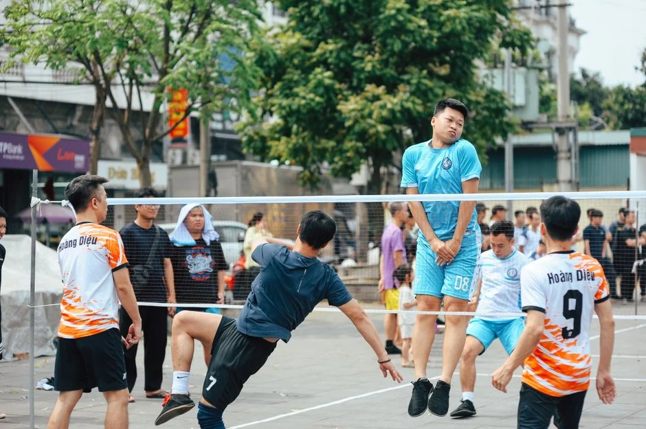 哈登季前训练强度提升 快船外线火力配置备受关注